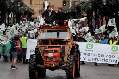 La marcha, convocada por UCCL, recorrió las principales calles de la capital hasta llegar a la Subdelegación del Gobierno. RAMIRO