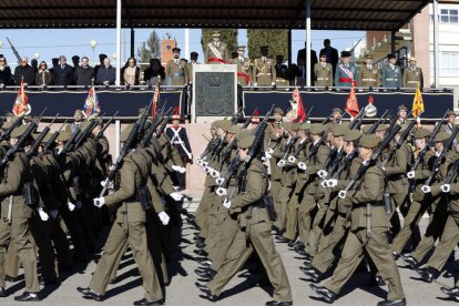 Uno de los desfiles en la base Conde de Gazola durante la festividad de Santa Bárbara. MARCIANO