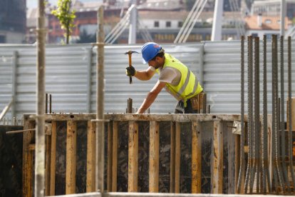 Imagen de archivo de un trabajador de la construcción. EFE