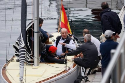 El rey emérito Juan Carlos I, momentos después de subirse a una embarcación en el puerto de Sangenjo, Pontevedra, este jueves. LAVANDEIRA JR