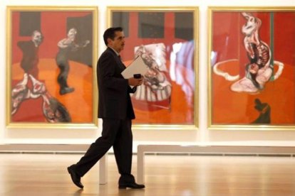 Aspecto de 'Tres estudios para una crucifixión' (1962) de Bacon, este jueves en el Guggenheim.
