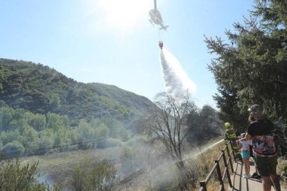 Incendio de rastrojos en el barrio de las Quintas de Ponferrada. L DE LA MATA