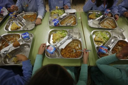 Alumnos de un comedor escolar leonés, en imagen de archivo. JESÚS F. SALVADORES