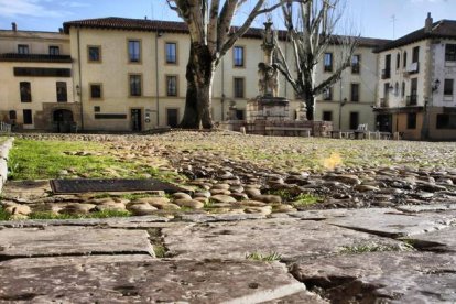 La mayoría de las lápidas están colocadas al revés para que no se identifiquen, pero en algunas se pueden ver inscripciones.