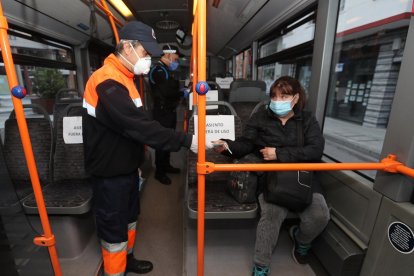 Efectivos de la Policia Municipal de Ponferrada,Protección Civil y Cruz Roja reparten mascarillas en el intercambiador de autobuses de la avenida de Compostilla de Ponferrada. L. DE LA MATA