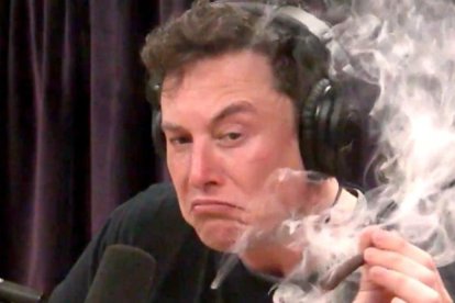 Elon Musk fumándose un porro durante una entrevista de radio.