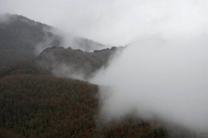 Montañas rodeadas de niebla. J. F. S.