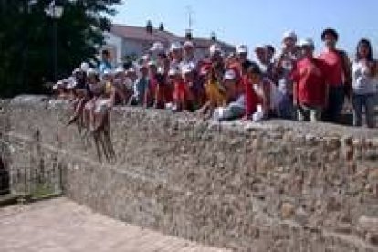 Los alumnos de La Virgen del Camino, junto al puente de piedra