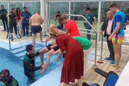 Participantes durante la actividad de buceo adaptado. DL