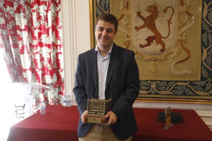 Jaime Santos, con el trofeo que le acredita campeón del Magistral. J. NOTARIO