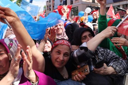 Un grupo de mujeres pro-Erdogan, ayer en Estambul. TOLGA BOZOGLU