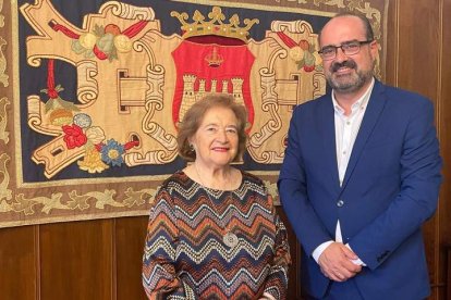 Yolanda Ordás, junto al alcalde de Ponferrada, Marco Morala, en una imagen difundida por el Ayuntamiento. DL