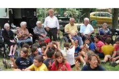 La imagen muestra un momento de las actividades en las que participaron los niños y mayores