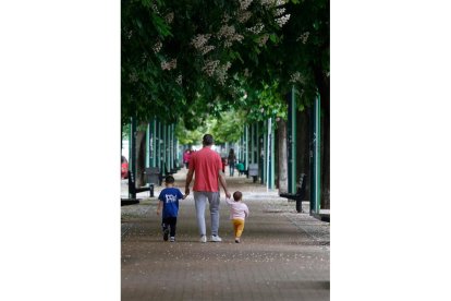 Niños paseando. FERNANDO OTERO