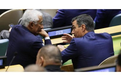 Pedro Sánchez habla ayer, en la sede de la ONU en Nueva York, con Antonio Costa, primer ministro portugués. JUSTIN LANE