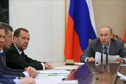 Putin y el primer ministro ruso Medvedev, en la reunión del pasado viernes en la que crearon una comisión independiente antidopaje en Rusia