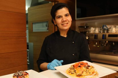 La cocinera del Ánfora en la cocina del restaurante de la plaza de San Marcelo.