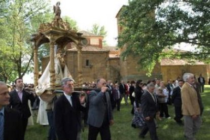 La Virgen en la procesión alrededor del santuario.