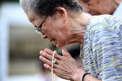 Una mujer llora durante el homenaje a las víctimas de la bomba atómica de Nagasaki.