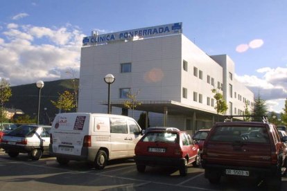 El edificio de la Clínica Ponferrada en la avenida de Galicia.