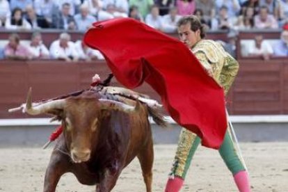 César Jiménez durante la faena a su primero.