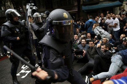 Carga policial en Barcelona el 1-O.