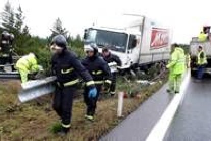 Los bomberos mueven los quitamiedos para proceder al rescate