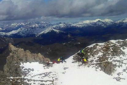 El Grupo de Rescate de Protección Civil presta asistencia hoy a un montañero herido tras sufrir una caída y lesionarse en un brazo en los picos de Mampodre, en Maraña