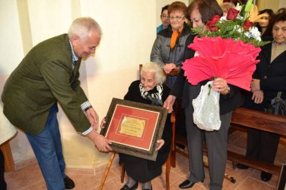 Carmen López Rodríguez recibió un caluroso homenaje.