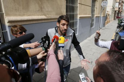 El jugador del Eldense, Guille Smitarello, a la salida de comisaría.