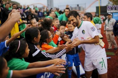 Raúl, en un acto con niños durante un partido con el Cosmos del 2015.