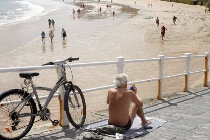 A muchos ciudadanos las elecciones generales les pillará en la playa. J. L. CEREIJIDO