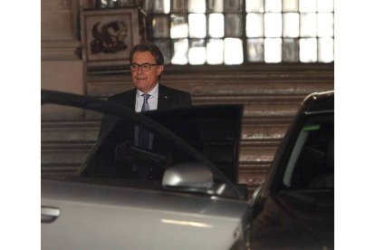 El presidente, Artur Mas, sale del Palau de la Generalitat tras la reunión.