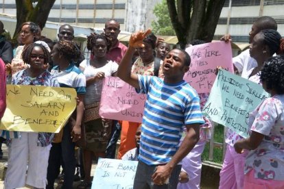 Trabajadores del hospital ohn Fitzgerald Kennedy, de Monrovia (Liberia) se manifiestan.