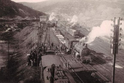 Convoy preparado para llevar cuerpos de fallecidos de Torre a León . ALADINO ARDURA SUÁREZ (CORTESÍA DE JOSÉ ANTONIO ARDURA)