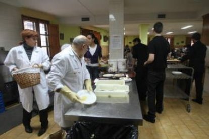 Integrantes de Hosteleón colaboraron con la Asociación Leonesa de la Caridad en la comida de ayer.