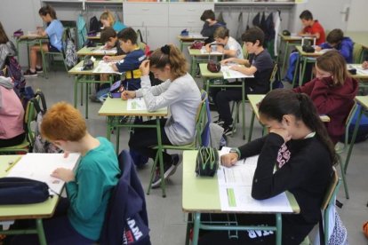 Alumnos de sexto de Primaria examinándose.