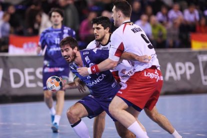 Un momento del partido disputado esta tarde ante el Balonmano Logroño