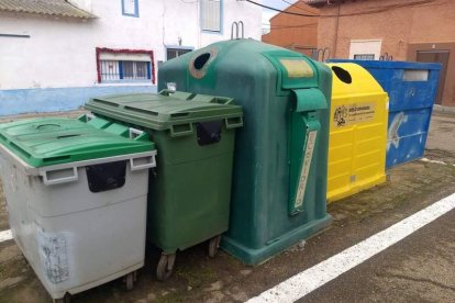 Imagen de un grupo de contenedores de recogida de basura de la mancomunidad El Páramo. MEDINA