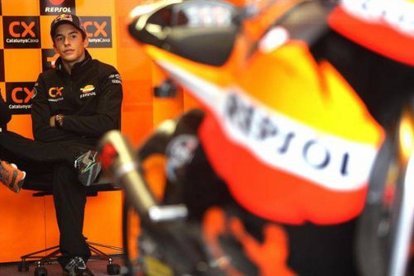 Márquez, en el box de su equipo, junto a su moto.