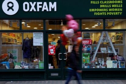 Un peatón pasa por delante de una tienda de Oxfam, en Londres, el 12 de febrero.