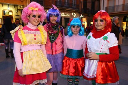 Las muñecas posan sonrientes en la Plaza Mayor.