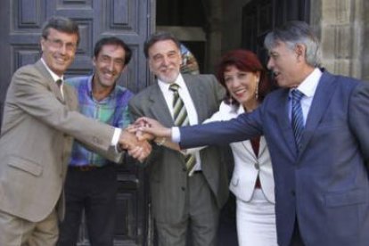Ventura, Simón, Alejo, Alonso y Álvarez ayer en el Ayuntamiento de Astorga.