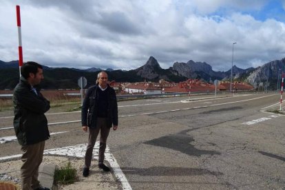 El secretario de infraestructuras de UPL, Enrique Valdeón, durante su visita a la Montaña Oriental. Detalle del estado de dos de las carreteras. DL