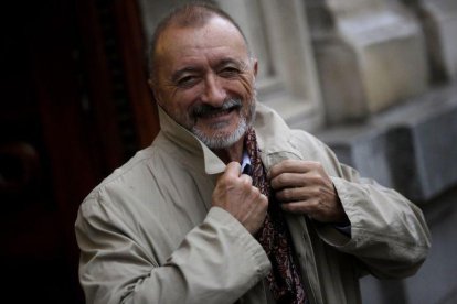 Arturo Pérez Reverte, en la puerta de la Real Academia Española.