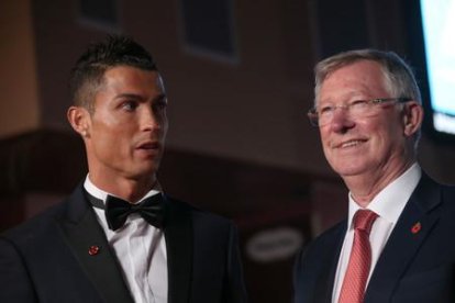 Cristiano Ronaldo, con su madre, María Dolores dos Santos Aveiro y su hijo, Cristiano, en el estreno del documental este lunes en Londres.