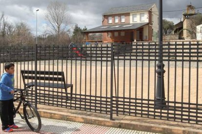 Un niño en el exterior del colegio de Cortiguera, que permaneció cerrado toda la jornada.