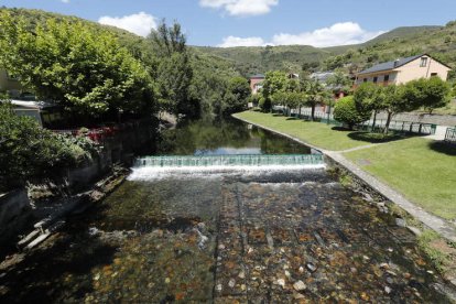 Imagen de la playa fluvial de Sobrado, en pleno casco urbano de la localidad, ideal para familias. L. DE LA MATA