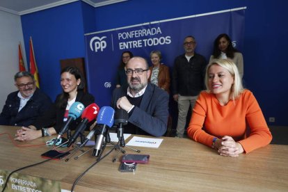 Marco Morala, con representantes de su candidatura, ayer, en la sede del PP. L. DE LA MATA