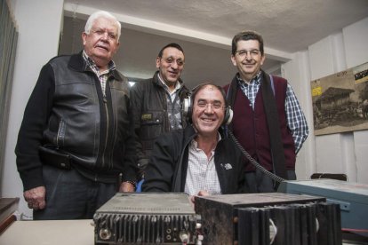 Fernando, sentado con los cascos puestos, juntos a Lorenzo, Carlos y Andrés, en la sede de la U-30, en la torre del parque de bomberos.